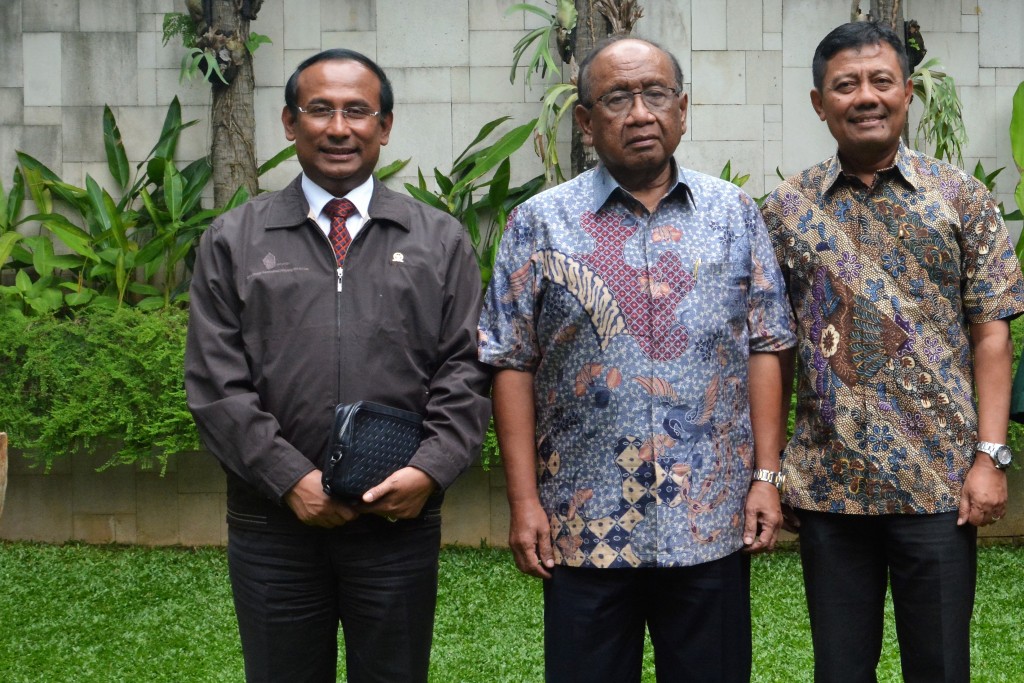 Satya W Yudha (Wakil Ketua Komisi VII DPR) beserta  Ari Soemarno (Direktur Utama PT Pertamina (Persero) periode 2006-2009) dan Susyanto (Sekretaris Ditjen Migas Kementerian ESDM) saat menjadi pembicara dalam Media Briefing 